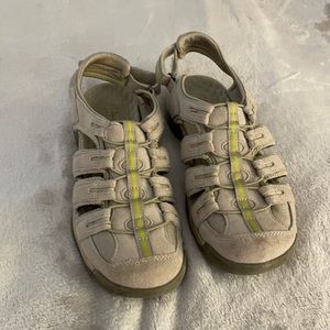 THIS SHOE IS NOT AVAILABLE !!  COPY - Ladies fisherman style sandal by Clark’s.